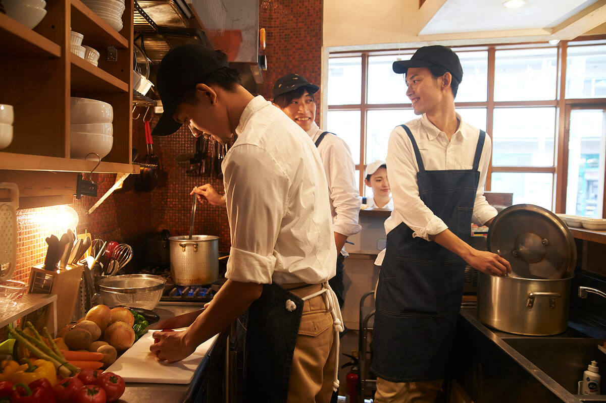 【飲食店の人手不足】原因と3つの解決策